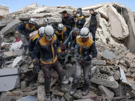 Miembros de la Defensa Civil siria conocidos como los "Cascos Blancos" sacan a una víctima de los escombros de un edificio en la aldea de Azmarin en la provincia de Idlib, en el noroeste de Siria, controlada por los rebeldes, el 7 de febrero. (Omar Haji Kadur/AFP/Getty Images) terremoto Turquía