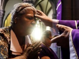 Una mujer recibe la señal de la cruz durante una misa el Miércoles de Ceniza en San Salvador. (CRÉDITO: MARVIN RECINOS/AFP/Getty Images)