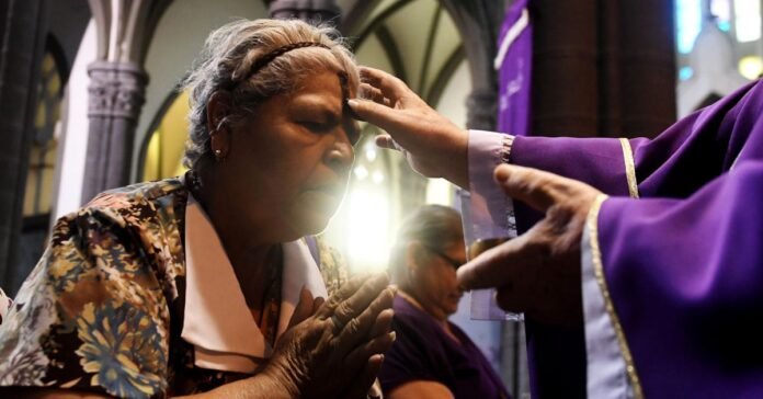 Una mujer recibe la señal de la cruz durante una misa el Miércoles de Ceniza en San Salvador. (CRÉDITO: MARVIN RECINOS/AFP/Getty Images)