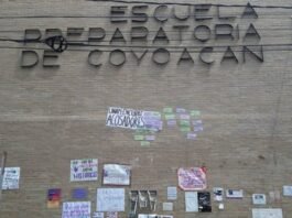 Las manifestantes han tomado el control de la entrada y salida de la preparatoria, permitiendo el ingreso de docentes y alumnos que lo soliciten de manera pacífica.